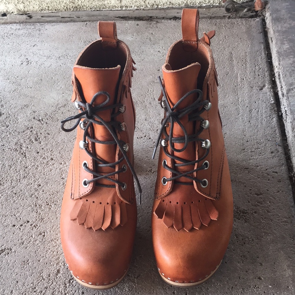 Super cute tan Swedish Hasbeens booties!